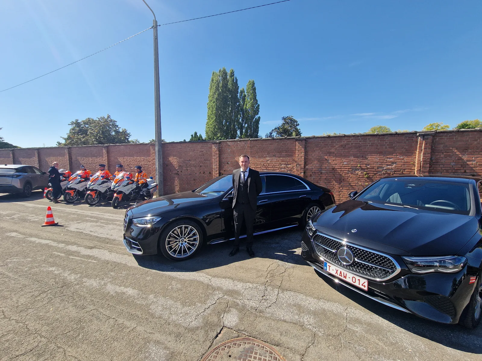 Chauffeur avec limousine noir. Cortège de police