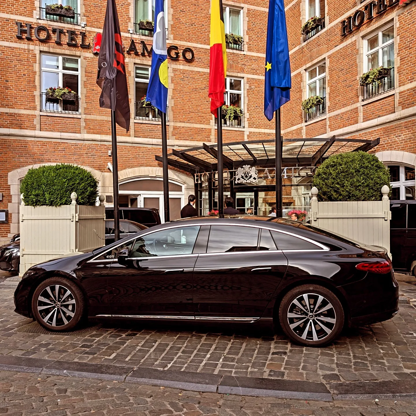 Privéchauffeur bij een hotelingang
